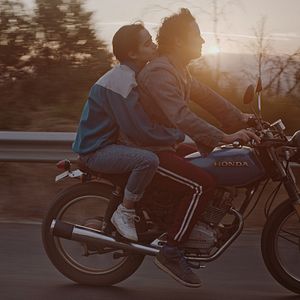 Foto Tarde Para Morir Joven