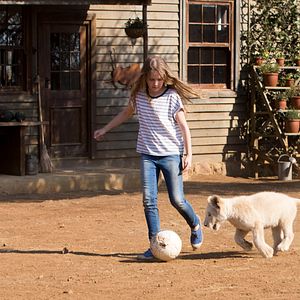 Foto Mia y el león blanco
