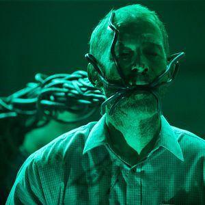 Foto Await Further Instructions