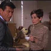 Foto Sola en la oscuridad