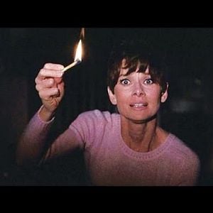 Foto Sola en la oscuridad