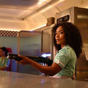 Foto Gunpowder Milkshake (Cóctel explosivo)