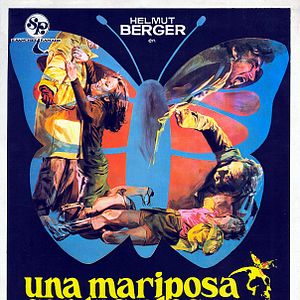 Foto Una mariposa con las alas ensangrentadas