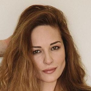 Tungi koylakdagi sargish Jufti bilan qoplangan fohishalarning suratlari