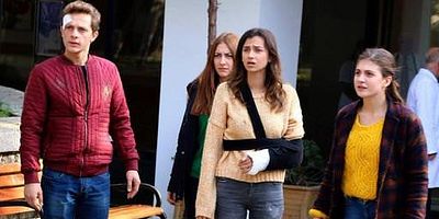 Cartel de Kırgın Çiçekler 22.Bölüm