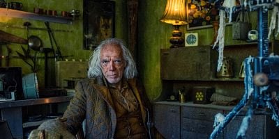 Cartel de Leopard Stalks in Snow