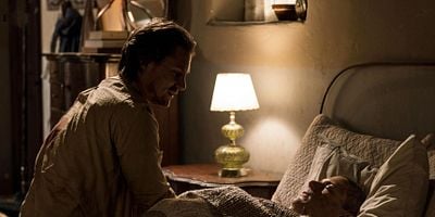 Cartel de Un mar de color vino oscuro