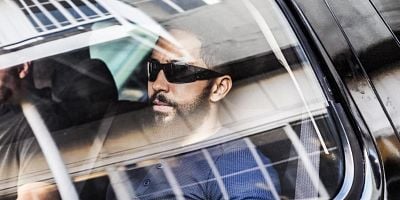 Cartel de Outside the Wire