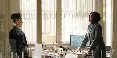 Cartel de Vivian’s Here