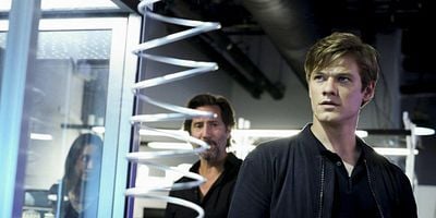 Cartel de Red Cell + Quantum + Cold + Committed