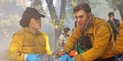 Cartel de Hold the Line