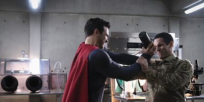 Cartel de Holding the Wrench