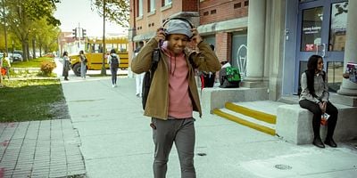 Cartel de Chess Moves And Poker Chips