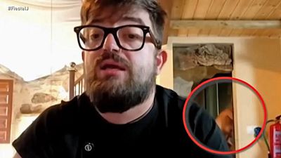 Una mujer desnuda se cuela en directo en 'Fiesta': El momento viral del fin de semana podría ser una "estrategia" de un 'influencer' noticias imagen