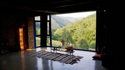 La remota aldea gallega sin apenas habitantes en la que reside Oliver Laxe: "Somos cuatro personas por kilómetro cuadrado" noticias imagen