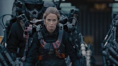 Antes de que pueda terminar la frase, Emily Blunt se quita de en medio a este soldado en 'Al filo del mañana': resulta que es su propio hermano noticias imagen