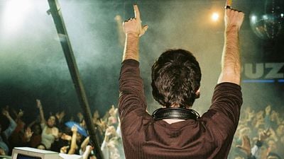 Cuatro jóvenes intentan encontrar su destino entre luces chillonas, drogas y música a todo volumen en esta fabulosa miniserie noticias imagen