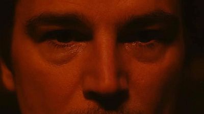 "Mi meta es hacer sushi": M. Night Shyamalan y Josh Hartnett se meten en la mente de un asesino en serie en el 'thriller' 'La trampa' noticias imagen