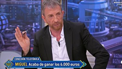 "¿Cuánto nos quita Hacienda de ahí?": Pablo Motos entrega la tarjeta de 'El Hormiguero' a un periodista jubilado de RTVE noticias imagen