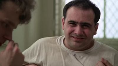 Los expertos en salud mental señalan este gesto de Danny DeVito como una representación muy precisa del trauma tras la guerra noticias imagen