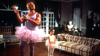 Un hombre tiró a su perro al agua y se coló en una película por accidente: 30 años después, es lo único que la gente recuerda noticias imagen