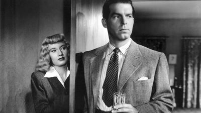 ‘Hit Man’ recupera la figura de la femme fatale y, si te ha gustado, Billy Wilder dirigió el gran clásico noir con Barbara Stanwyck haciendo icónico ese rol