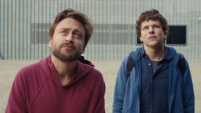 “Una película impactante, íntima y llena de matices”: se estrena exclusivamente en cines la primera gran película del año, 'A Real Pain' noticias imagen