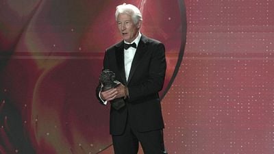 Richard Gere desvela en los premios Goya 2025 "una de las razones" por las que se mudó a Madrid con su mujer noticias imagen