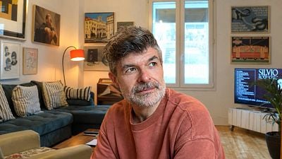 Entra en la casa del actor Nacho Guerreros: 150 m² en pleno centro de Madrid con muchos objetos de coleccionista y juguetes vintage noticias imagen