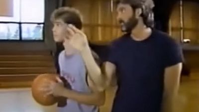 Hoy es uno de los actores más importantes de Hollywood, pero, ¿sabrías reconocer a este jugador de baloncesto de telenovela? noticias imagen