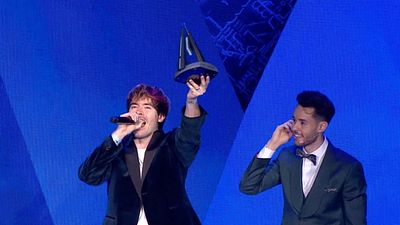 "Me hiciste llorar": Un emocionado Germán Garmendia recoge un galardón sorpresa en los Premios ESLAND noticias imagen