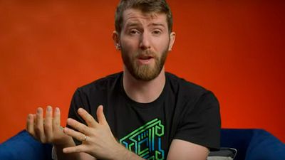 Rechaza 100 millones, se autodespide y contrata a su ex jefe: la inusual decisión de uno de los más famosos youtuber de tecnología noticias imagen