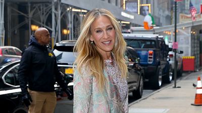 Sarah Jessica Parker marca estilo en Nueva York como si de Carrie Bradshaw se tratase con esta arriesgada combinación de colores