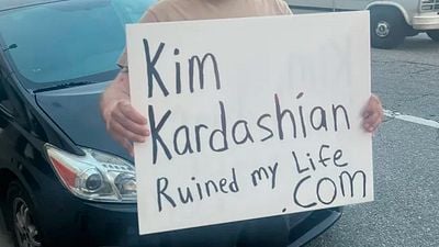 "Kim Kardashian arruinó mi vida": ¿Qué historia esconde el cartel que tanto ha llamado la atención de las redes sociales? noticias imagen
