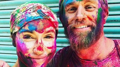 Cuando Charlie Hunnam empezó a triunfar, decidió alejarse con su novia para vivir en un rancho: lleva con ella 20 años noticias imagen