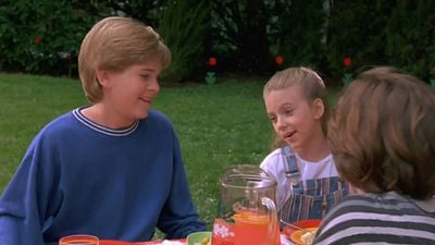 Hoy es una estrella internacional, pero, ¿reconoces a la joven actriz que sale junto a Elijah Wood? noticias imagen