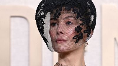 Del diseño estratégico de Rosamund Pike para tapar un accidente de esquí al vestido definitivo de Margot Robbie: lo mejor de la alfombra roja de los Globos de Oro 2024 noticias imagen