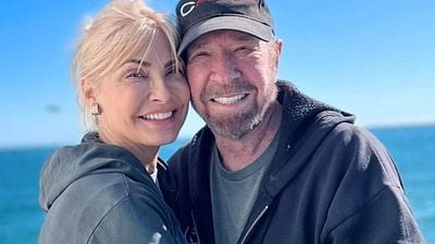 Chuck Norris se había retirado en 2017 para cuidar de su mujer 23 años menor noticias imagen