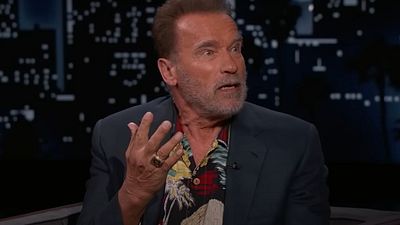 "¿Qué se supone que debo decir?": Arnold Schwarzenegger no fue el mismo de siempre en el set de esta comedia de culto de los 90 noticias imagen