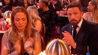 ¿Qué le pasa a Ben Affleck? La cara de sufrimiento del actor en los Grammy no pasa desapercibida en redes y se convierte en meme