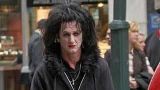 Sean Penn caracterizado como un viejo rockero