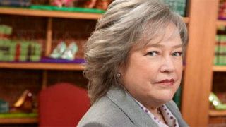 'Dos hombres y medio': Kathy Bates será el fantasma de Charlie Harper noticias imagen