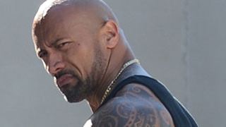 'Pain and Gain': imagen de Dwayne Johnson cocinando una mano