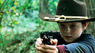 'The Walking Dead': Carl, de niño a soldado en la tercera temporada