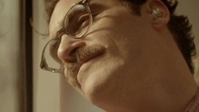 Joaquin Phoenix se enamora de un robot en el tráiler de 'Her'