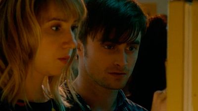 EXCLUSIVA 'Amigos de más': Así se conocen los personajes de Daniel Radcliffe y Zoe Kazan