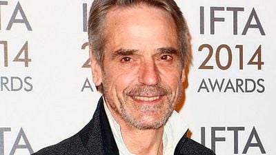 'Batman v Superman: Dawn of Justice': Jeremy Irons promete que Alfred será "más activo" en la película noticias imagen