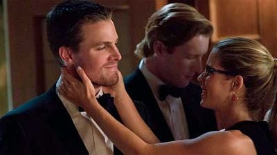 'Arrow': Emily Bett Rickards hizo reir a Stephen Amell durante su escena de sexo noticias imagen