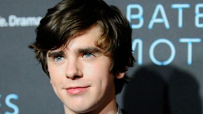 Freddie Highmore de ‘Bates Motel’ protagonizará la comedia romántica ‘Holding Patterns’