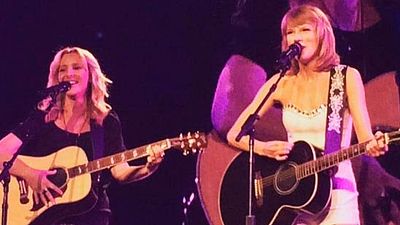 La actriz de 'Friends' Lisa Kudrow y Taylor Swift cantan el 'Smelly Cat' en un concierto noticias imagen